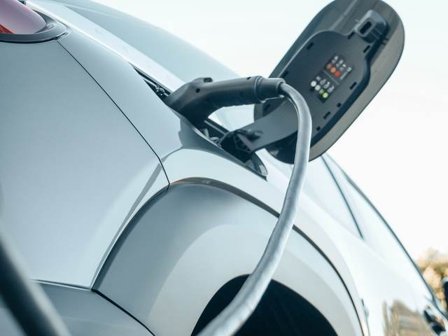 Elektrische auto aan de laadkabel