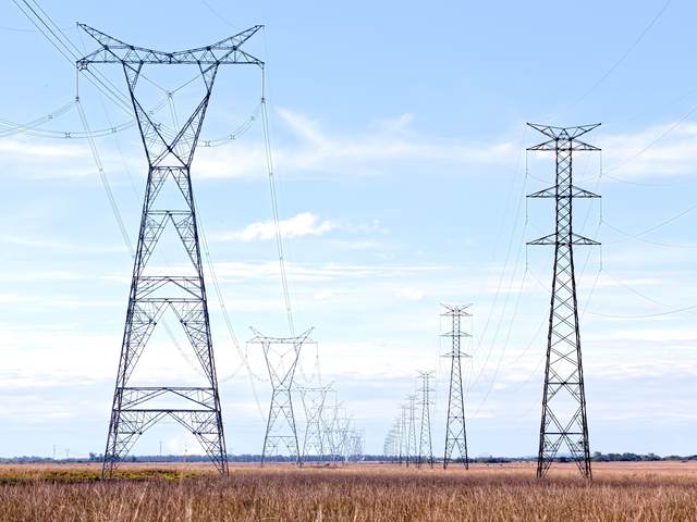 Hoogspanningsmasten in een open veld